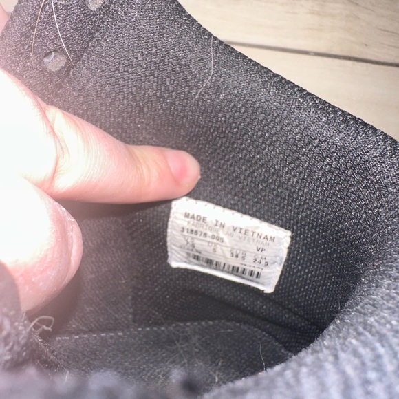 Never worn dusty from being in the box - Picture 5 of 5